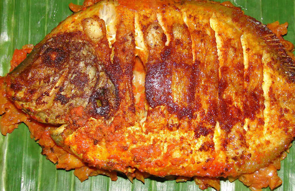 Traditional Kerala Dishesy,Karimeen Pollichathu